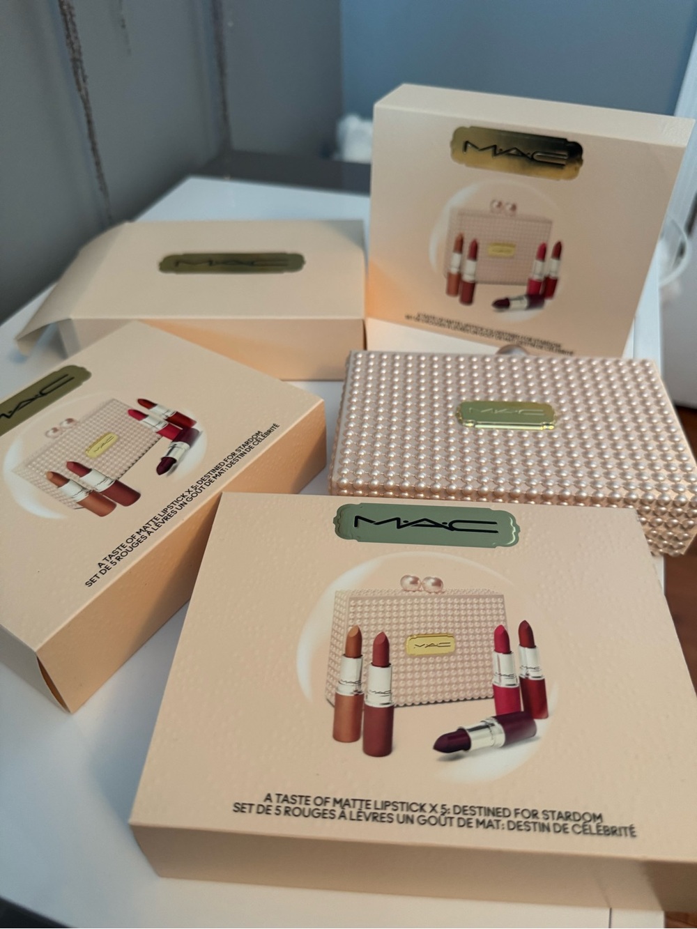 MAC “A Taste of Matte Lipstick: Destined for Stardom” Gift Set + cosmetic clutch - Picture 8 of 16
